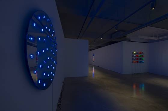 깜빡이는 LED 숫자를 활용한 설치작업으로 작가로서 입지를 굳힌 미야지마 다쓰오의 ‘폴딩 코스모스’ 전시장 모습. 이번 전시에선 거울을 활용한 다양한 신작 시리즈를 선보이고 있다. [사진 갤러리바톤]