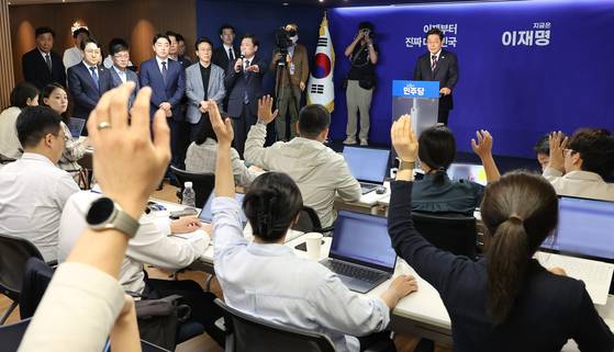 이재명 더불어민주당 대선 후보가 지난 25일 공식 선거운동 돌입 후 첫 기자간담회를 했다. 언론 자유 위축 우려 질문에 "급한 거 아니다"며 답을 안해 적대적 언론관을 드러냈다는 비판을 받았다. 연합뉴스