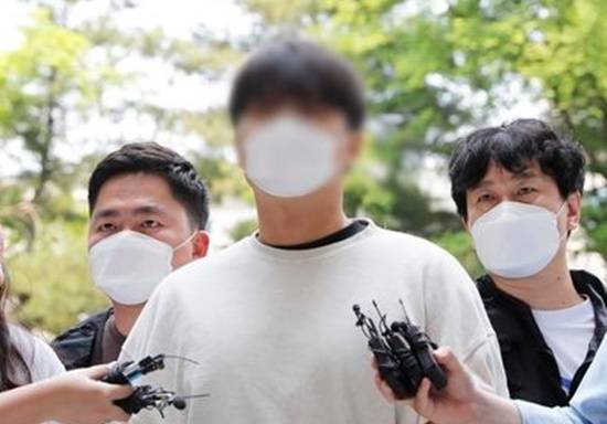 27일 오후 인천 미추홀구 인천지법에서 마약류 관리에 관한 법률 위반(향정) 혐의로 구속영장이 청구된 30대 남성 A씨가 구속 전 피의자 심문(영장실질심사)에 출석하기 위해 이동하고 있다. A씨는 극우 성향의 반페미니즘 단체의 핵심 간부인 것으로 파악됐다. 뉴시스