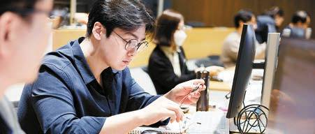 고려사이버대는 24개 학부·학과, 8개 부속기관, 7개 전문 연구소를 운영한다. 사진은 오프라인 실험특강에 참여한 전기전자공학부 학생들.