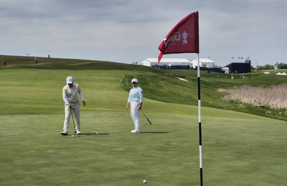 연습라운드를 함께 하고 있는 신지애(오른쪽)와 이일희. 성호준 기자