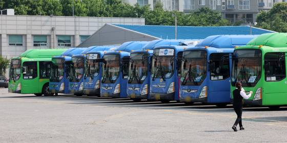 27일 서울 송파구 장지공영차고지에 운행을 앞둔 시내버스가 정차돼있다.  [뉴스1]