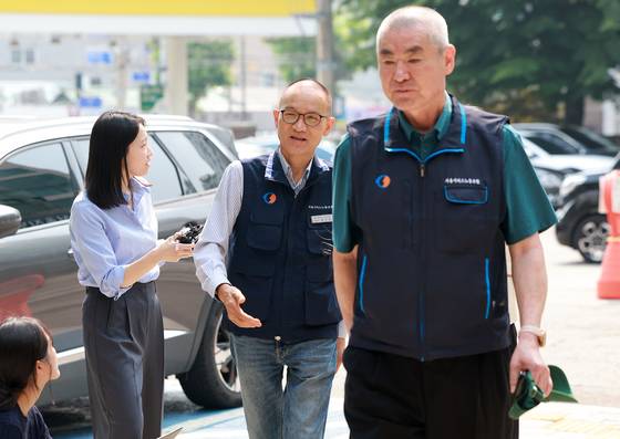 백가인 서울시버스노동조합 상임부위원장과 정정화 부위원장(오른쪽)이 27일 서울시버스운송사업조합과의 임금 협상 교섭에 참석하고 있다. [뉴스1]