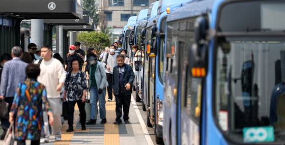 27일 서울 중구 서울역 버스환승센터에서 시민들이 버스를 이용하고 있다. [뉴스1]