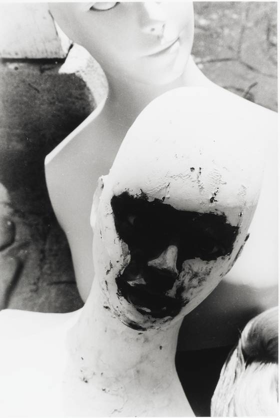 여성주의 사진의 선구자 박영숙의 1960년대 초기작 '뉴 마스크'. 이후 '마녀' '미친년' 시리즈 등 본격적인 여성주의 사진으로 이어지는 단초를 찾을 수 있다. 사진 서울시립미술관