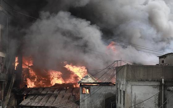 28일 오후 서울 을지로 세운대림상가 인근의 한 건물에서 화재가 발생해 검은 연기로 뒤덮여 있다. 뉴시스