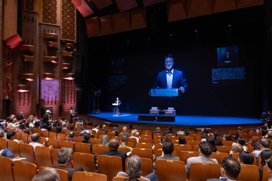 정병국 한국문화예술위원회 위원장이 서울 대학로 아르코예술극장 대극장에서 열린 제10회 문화예술세계총회 개회식에서 개회사를 하고 있다. 사진 한국문화예술위원회
