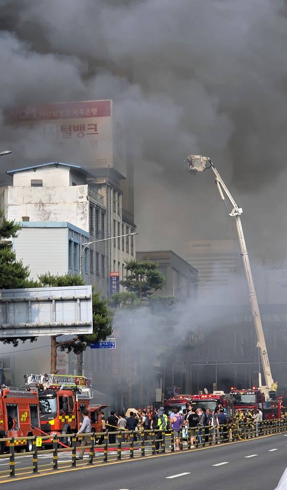 28일 오후 서울 을지로 세운상가 인근에서 화재가 발생해 소방대원들이 화재를 진압하고 있다. 이로 인해 을지로 4가에서 을지로 3가 시청 방향 차로가 전면 통제된 상태다. 뉴스1