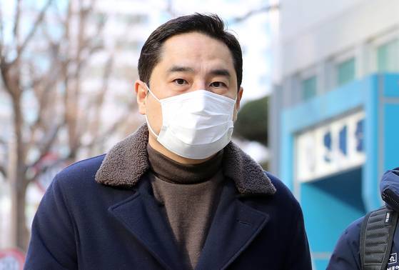 가로세로연구소 강용석 변호사가 2021년 12월 17일 오후 서울 종로구 서울지방경찰청에서 이재명 더불어민주당 대선후보의 아들 이동호 씨의 상습도박·게임산업진흥에 관한 법률 위반·국민체육진흥법 위반 혐의로 처벌해야 한다는 내용의 고발장을 공개하고 있다. 뉴스1