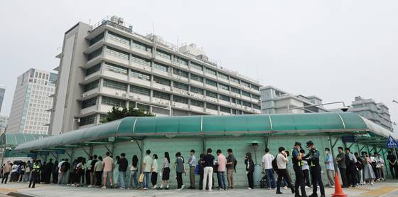 미국 행정부가 유학생의 비자 인터뷰 잠정중단 조치를 발표한 가운데 28일 서울 종로구 주한 미국대사관 앞에서 미국 비자를 발급받으려는 사람들이 줄을 서 있다. 연합뉴스