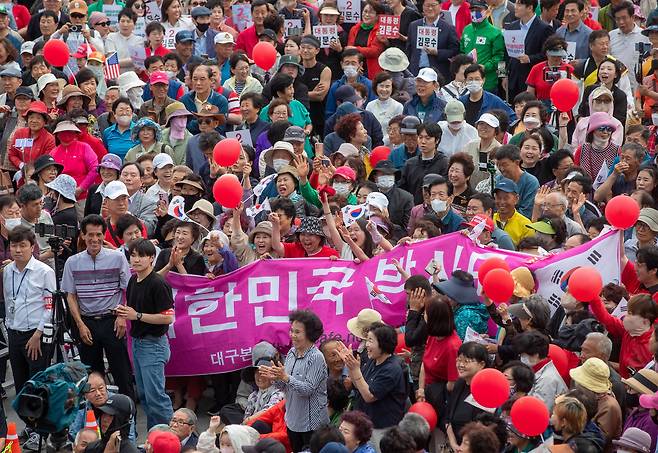 김문수 국민의힘 대선 후보 지지자들이 28일 오후 경북 영천시 영천역 광장에서 열린 유세에서 현수막을 들고 있다. 임현동 기자