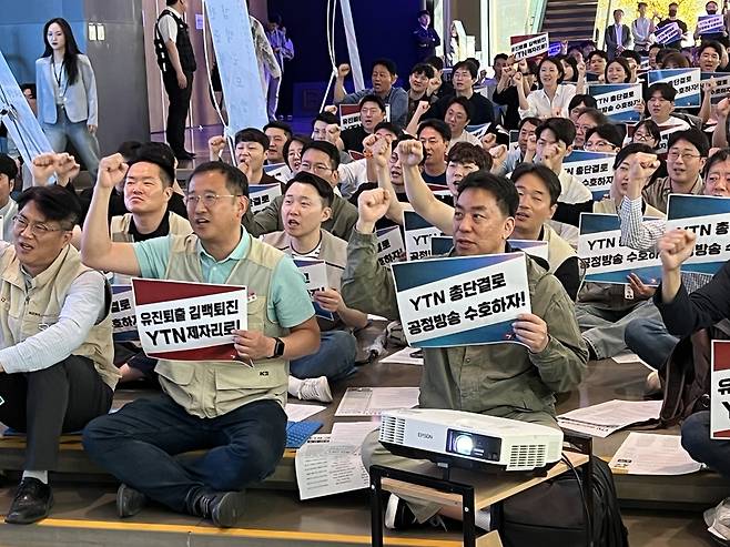 전국언론노조 YTN지부는 하루 전면파업에 돌입하며 28일 오전 서울 마포구 YTN 사옥 1층에서 파업 출정식을 진행했다. 사진은 이날 참석한 270여명 YTN 조합원 등이 구호를 외치는 모습. /한국기자협회