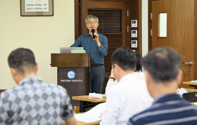 ▲ 진용선 아리랑 아카이브 대표가 27일 강원도민일보 대회의실에서 열린 굿리더 아카데미’ 춘천권 16기 5회차 강좌에서  ‘한국인에게 커피란 무엇인가’를 주제로 강연했다.