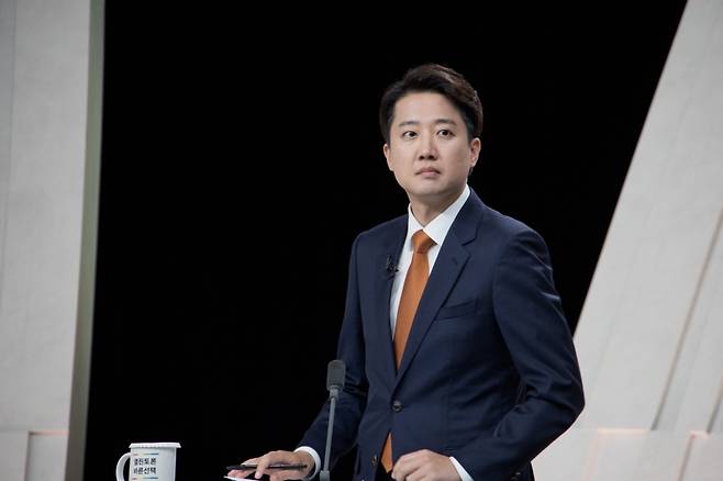 ▲ 개혁신당 이준석 후보가 27일 서울 마포구 상암동 MBC 스튜디오에서 열린 정치 분야 TV토론회를 준비하고 있다 [연합뉴스]