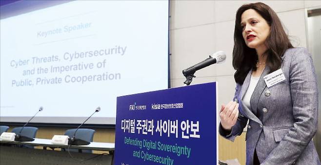앤 뉴버거 스탠퍼드대 교수가 27일 서울 여의도 FKI타워에서 열린 ‘AI 시대의 디지털 주권과 사이버 안보’ 세미나에서 발표하고 있다. ﻿ 한경협 제공
