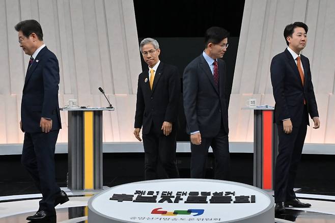 더불어민주당 이재명·민주노동당 권영국·국민의힘 김문수·개혁신당 이준석 대선 후보가 27일 서울 마포구 상암동 MBC 스튜디오에서 진행된 정치 분야 TV토론회에 앞서 포즈를 취한 후 자리로 향하고 있다. 사진=연합뉴스