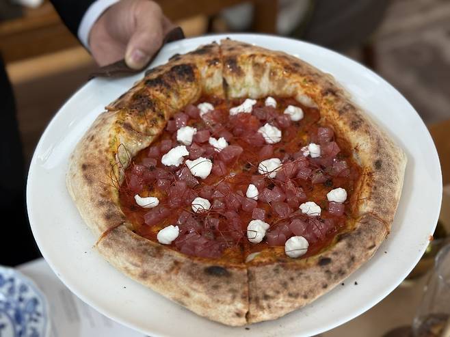 이번 컬래버레이션을 위해 새롭게 개발한 아트리오 헌정 피자