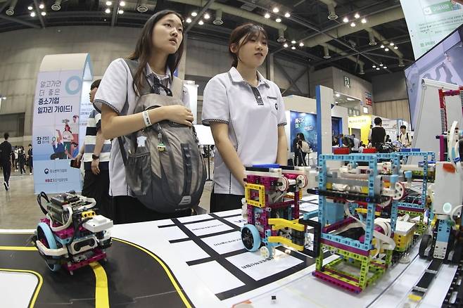 28일 경기 고양시 킨텍스에서 열린 2025 대한민국 고졸 인재 채용 엑스포 중소벤처기업부에서 학생들이 상담을 받고 있다.