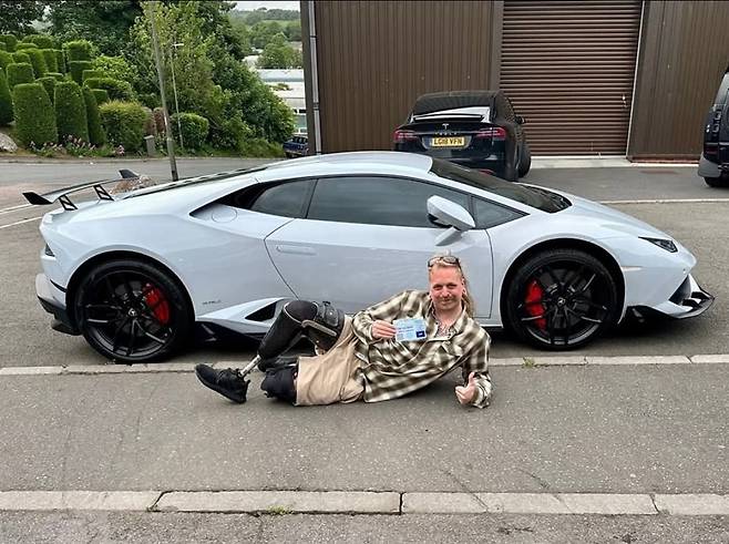 장애인 주차구역에 람보르기니를 주차했다가 온라인상에서 비난을 받은 차주가 본인이 장애인임을 직접 밝혔다. /사진=페이스북 페이지 스포티드 토키(Spotted Torquay) 캡처