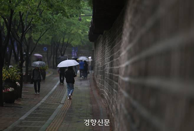 시민들이 봄비가 내린 서울 정동길을 걷고 있다. 강윤중 기자