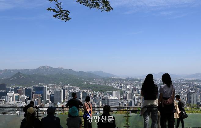 5월 연휴 이틀째인 4일 서울 남산공원 전망대를 찾은 시민들이 푸른 하늘을 보며 봄날씨를 즐기고 있다. 2025.05.04 /서성일 선임기자