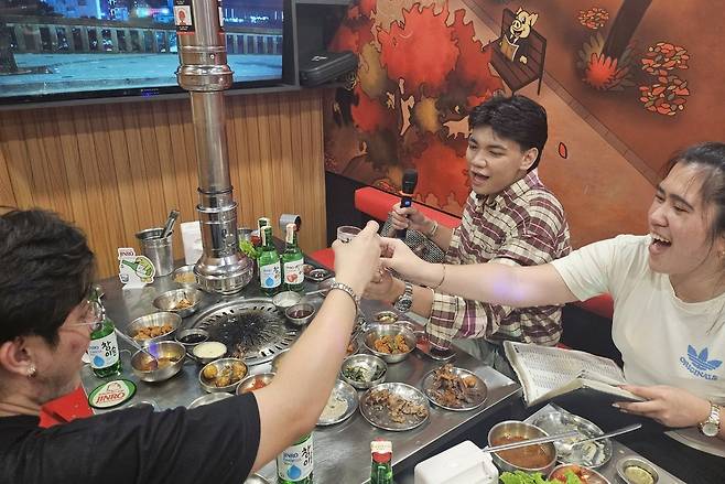필리핀 마닐라 ‘삽겹살라맛’에서 소주잔을 부딪치며 건배하고 있는 시민들. 하이트진로 제공