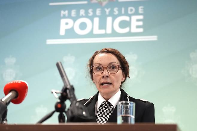 제니 심스 머지사이드 경찰서장이 27일(현지시간) 리버풀 FC의 프리미어 리그 우승 퍼레이드 도중 차량으로 군중을 들이받은 용의자에 대해 말하고 있다. AP연합뉴스