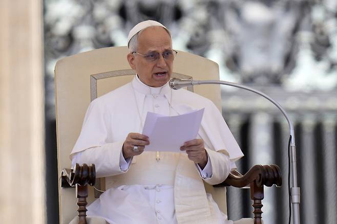 레오 14세 교황이 28일(현지시간) 바티칸 성 베드로 광장에서 열린 수요 일반 알현에서 발언하고 있다. AP연합뉴스