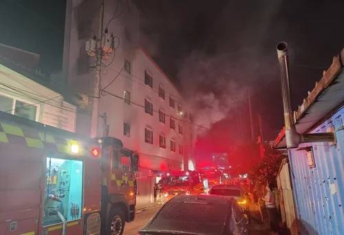 28일 충남 서산시의 한 모텔에서 화재가 발생해 소방당국이 진화 작업을 벌이고 있다. 연합뉴스