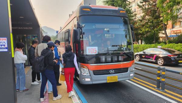 28일 오전 8시께 경남 창원시 성산구 상남동 상남시장 인근 버스정류장(시청 방면)에서 시민들이 임시버스에 탑승하고 있다. 김용구 기자