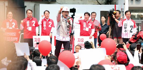 국민의힘 김문수 대선 후보가 28일 경남 창원시 성산구 상남동 분수광장에서 지지를 호소하고 있다. 연합뉴스