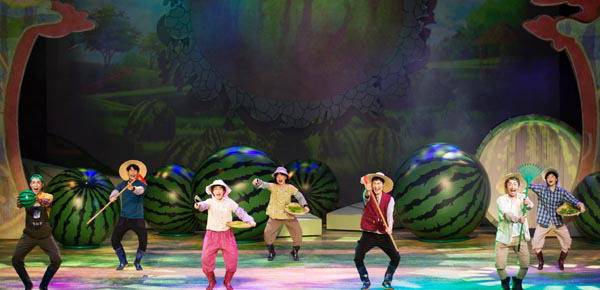 가족 뮤지컬 ‘수박 수영장’의 공연 모습.  부산문화회관 제공