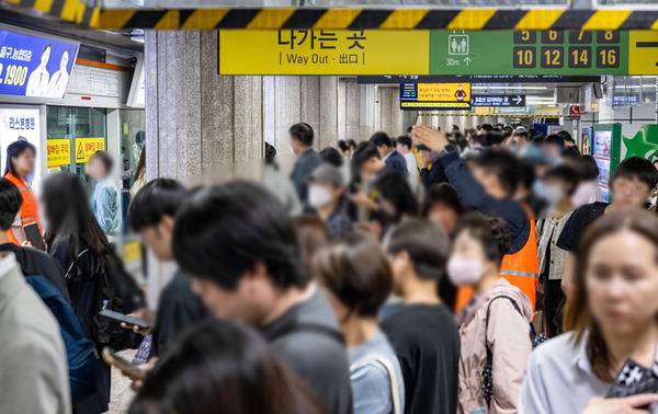 출근길 지하철을 타려는 시민이 몰린 도시철도 1호선 연산역.  김동하 이원준 기자