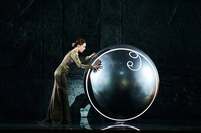 Soprano Hwang Su-mi performs in the premiere of "The Rising World" at the Seoul Arts Center on Sunday in Seocho-gu, Seoul. (Seoul Arts Center)