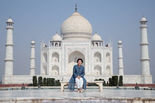 Then-first lady Kim Jung-sook poses for a photograph in front of the Taj Mahal in Agra, India, on Nov. 7, 2018. [YONHAP]