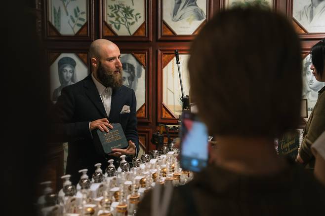 플로리안 불리 커뮤니케이션 디렉터가 오피신 유니버셀 불리 청담 매장에서 설명하고 있다. LF 제공