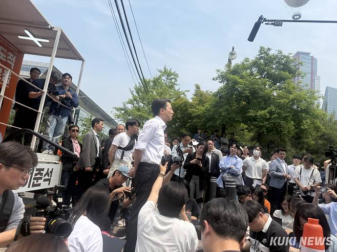 이준석 개혁신당 대선 후보가 28일 오전 서울 여의도 한강공원에서 기자회견을 하고 있다. 송금종 기자  