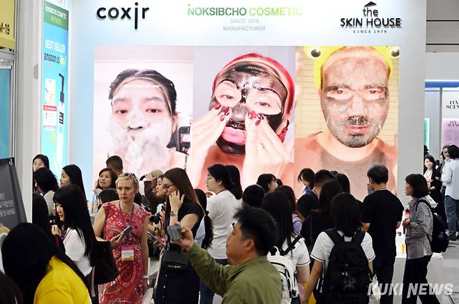 서울 강남구 코엑스에서 28일 열린 2025 서울국제화장품미용산업박람회(코스모뷰티서울)·국제건강산업박람회(헬스앤뷰티위크)를 찾은 내외국인 관람객이 전시 부스를 둘러보며 다양한 뷰티 체험을 하고 있다.