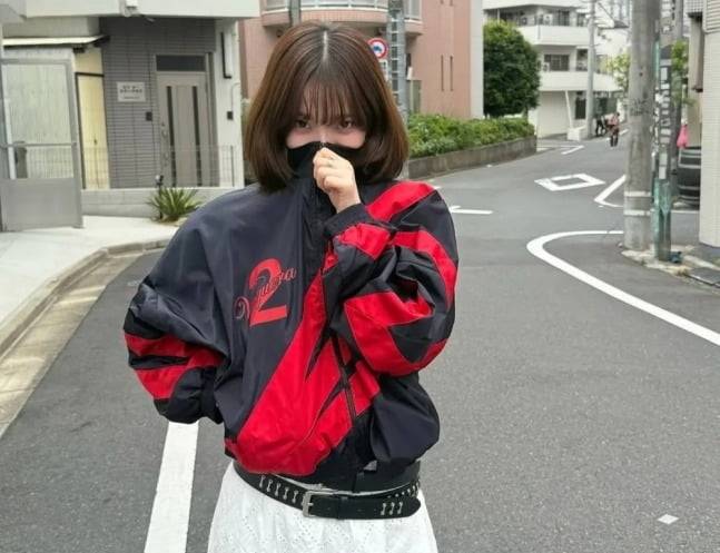 그룹 에스파 카리나가 6·3 대선을 앞두고 숫자 ‘2’가 프린팅된 빨간색 점퍼를 입은 사진을 게재했다. 카리나 인스타그램 캡처