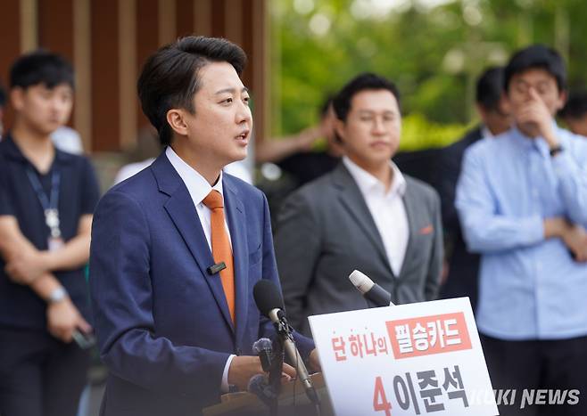 이준석 개혁신당 대선 후보가 지난 27일 서울 영등포구 국회 소통관 앞에서 단일화 관련 긴급 기자회견을 열고 발언하고 있다. 유희태 기자
