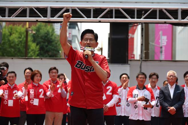 김문수 국민의힘 대선 후보가 28일 부산 서면 쥬디스태화 백화점 앞에서 집중유세를 하고 있다. 연합뉴스