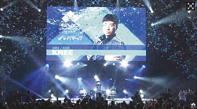 40살을 눈앞에 둔 그는 얼마 전 9300여 명이 참가한 세계 대회 ‘EVO 재팬’에서 내로라하는 강자들을 꺾고 정상을 탈환했다. DRX 제공