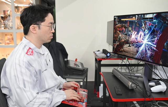 사옥 연습실에서 철권8을 플레이하고 있는 모습. 이한형 기자