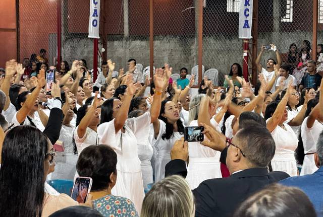 브라질 아마조나스주 개신교인과 지역주민들이 26일(현지시간) 타파우아순복음교회 종합체육관에서 열린 집회에서 손을 들어 찬양하고 있다.