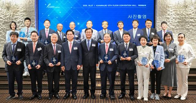 국민일보가 주최한 국민 미션 어워드 수상자들이 27일 서울 여의도 국민일보빌딩 12층에서 기념촬영을 하고 있다. 장순흥 부산외대 총장, 이장균 순복음강남교회 목사, 송용필 한국독립교회선교단체연합회 대표, 이영훈 국민문화재단 이사장, 김경호 국민일보 사장, 소강석 새에덴교회 목사, 이상덕 주님제일교회 목사, 이에스더 요나3일영성원 원장, 박정희 신앙계 사장, 김지연 한국가족보건협회 대표, 구순연 영혼구원 새생명 전도축제 집사, 최병호 국제 혁신영재사관학교 교감, 김무정 유나이티드문화재단 이사, 박동원 오륜교회 장로, 이현우 수영로교회 부목사, 이용희 에스더기도운동 대표, 홍호수 거룩한방파제 국토순례단 단장, 유병출 크리스찬메모리얼파크 상임이사, 주호식 대한민국국가조찬기도회 이사, 국명호 여의도침례교회 목사, 강원구·모리아 힐링남녀 목사(앞줄 왼쪽부터 시계 반대 방향으로). 신석현 포토그래퍼