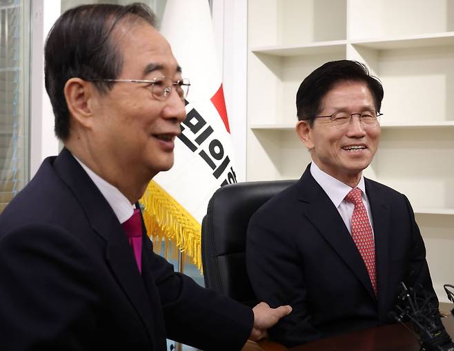 김문수 국민의힘 대선 후보와 한덕수 전 국무총리가 지난 11일 국민의힘 당사에서 만나 대화하고 있다. 공동취재, 연합뉴스