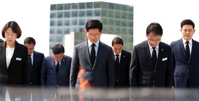 국민의힘 김문수 대선후보가 김태호 등 같은 당 의원과 함께 28일 오전 경남 창원시 마산회원구 국립3.15민주묘지를 방문해 묵념하고 있다. 연합뉴스