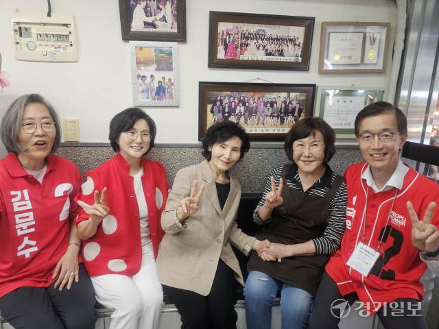 국민의힘 김문수 대선 후보의 배우자 설난영 여사가 수원 못골시장을 방문해 시민들과 기념촬영을 하고 있다. 오민주기자