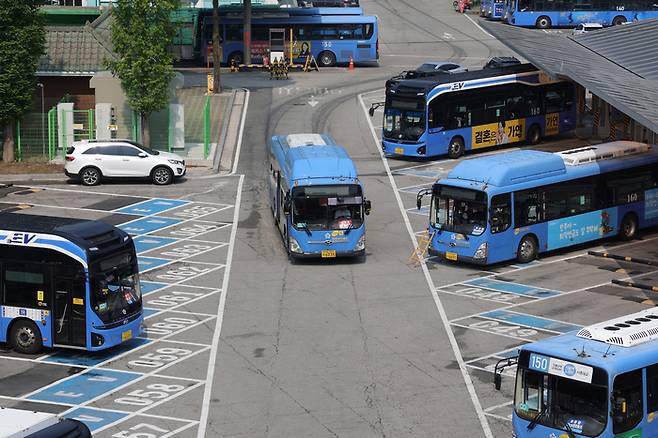 서울시의 한 공영차고지에서 버스들이 운행을 준비하며 대기하고 있다. [사진 = 연합뉴스]