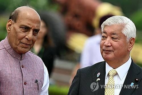 나카타니 겐 일본 방위상과 라지나트 싱 인도 국방부 장관. [AFP 연합뉴스]